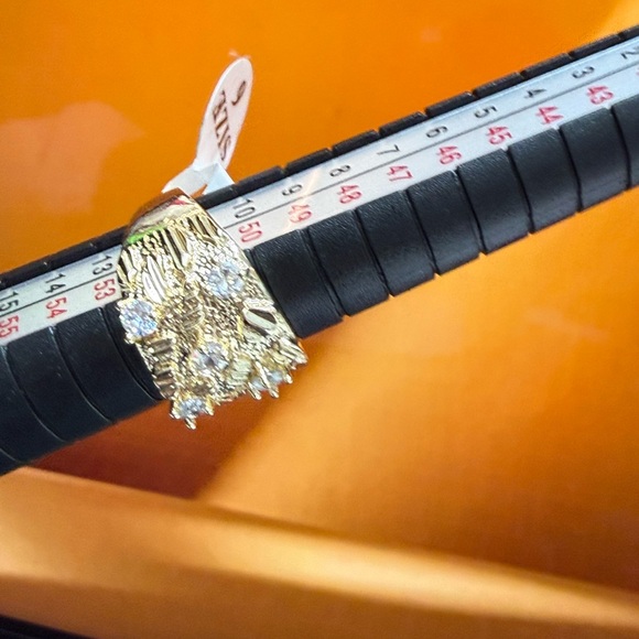 Elegant Gold Ring with Crystal Accents - Picture 5 of 9